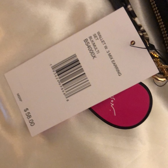 Betsey Johnson Black Faux Leather Skull, Lips, Bow, Cat & Star ZA Wallet NWT - Picture 9 of 16